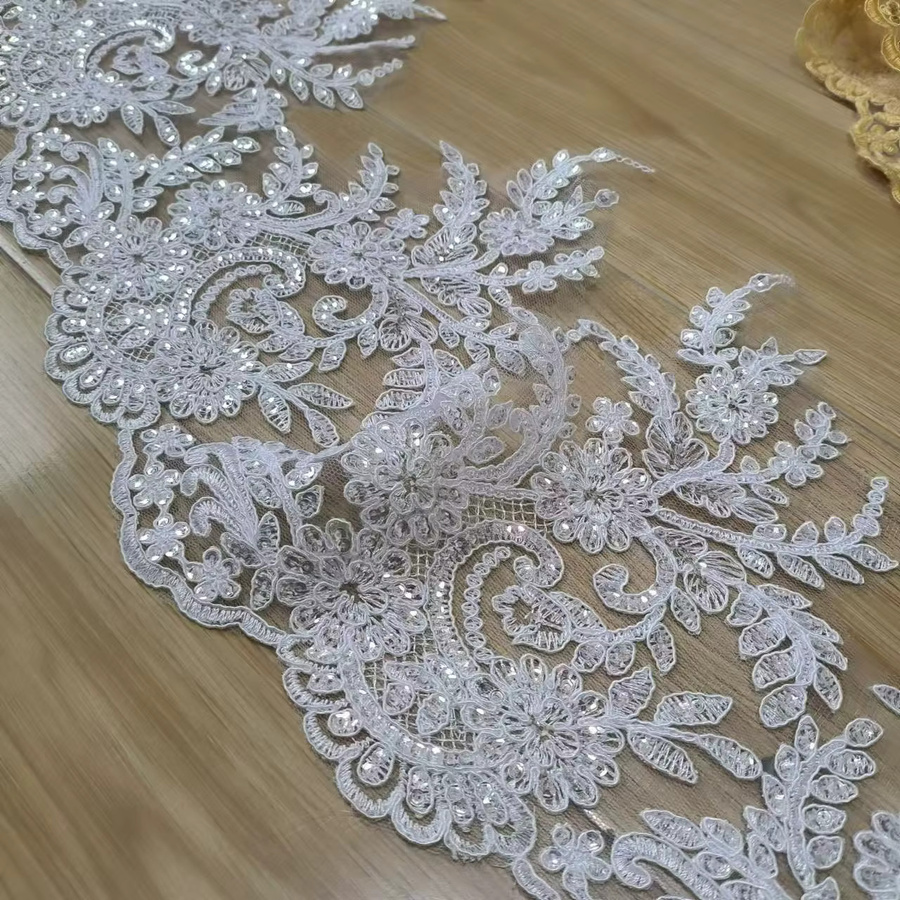 Goldene und reinweiße Pailletten-Spitzenapplikation in Blumenoptik als Mesh-Besatz für Näharbeiten und Hochzeiten, Breite: 24 cm - Bild 1