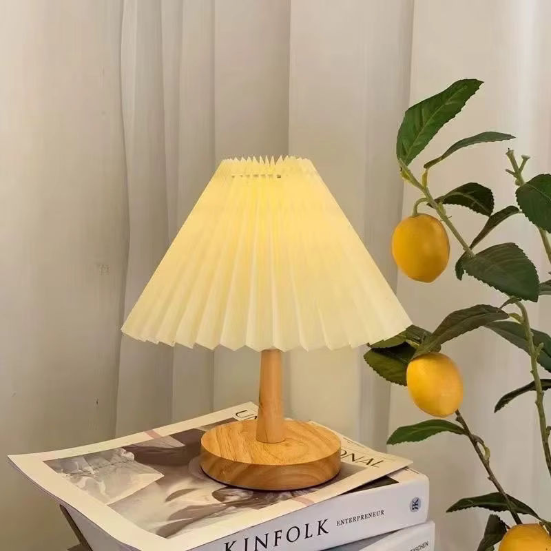 Lyfs Nordic Plissee Tischlampe in Weiß mit Holzfuß, faltbares USB-Nachtlicht für Schlafzimmer und Wohnambiente - Bild 3