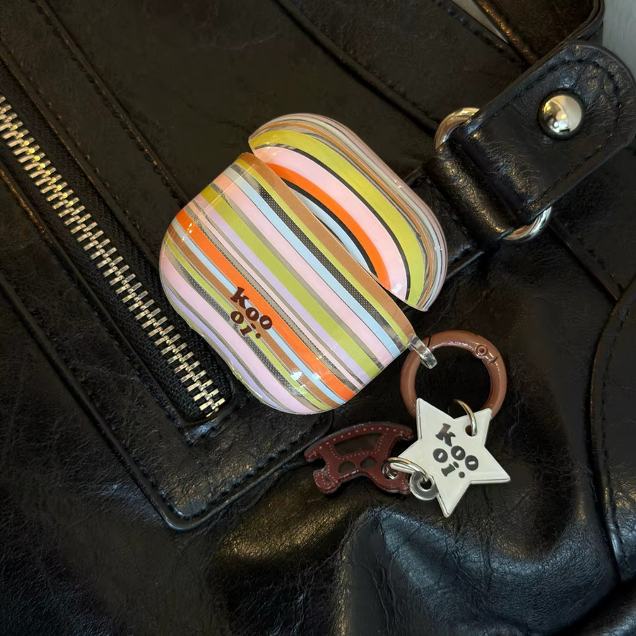Stoßfeste Schutzhülle für Apple AirPods 1, 2, 3, 4 und Pro 2 mit buntem Patchwork-Streifen-Design und Holzpferd-Anhänger, Multicolor - Bild 5