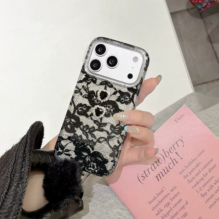 Herzförmige Handyhülle aus schwarzer Spitze mit Strass und abnehmbarem Fellknäuel-Armband für Apple iPhone 13/14/15/16/17 Pro Max in Schwarz - Bild 4