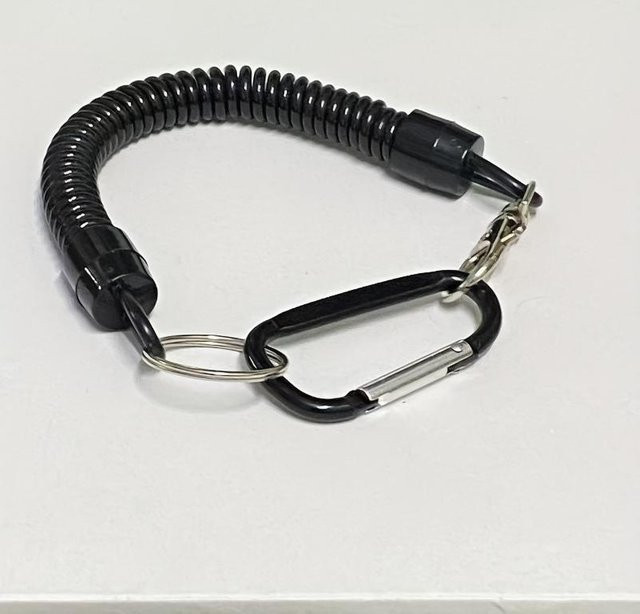 Handy-Sicherungsband Lanyard in Schwarz mit Karabiner als Anti-Diebstahl-Handy-Riemen für Outdoor-Aktivitäten wie Skifahren, Wandern, Radfahren, Angeln und Klettern - Bild 1