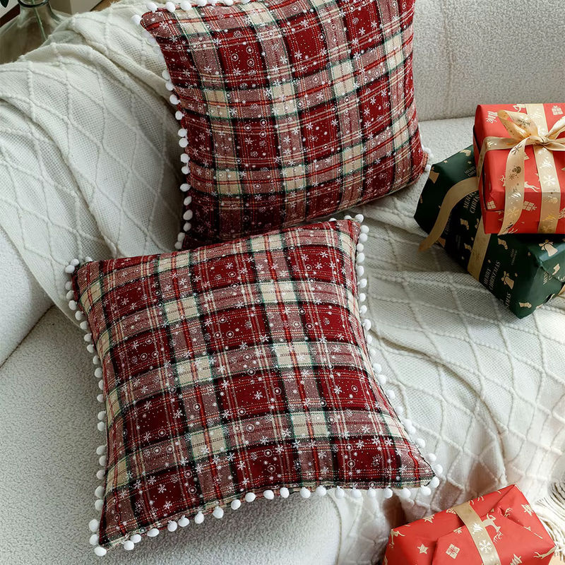 Weihnachtlicher dekorativer Kissenbezug von CANIRICA mit Karomuster und Kugeln, Rot, B/T/H: 45 x 45 x 0 cm - Bild 5