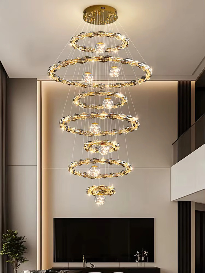 Moderne LED-Pendelleuchte von Joesee in Gold/Messing mit Kristall-Elementen und Ring-Design für das Wohnzimmer oder Treppenhaus - Bild 3