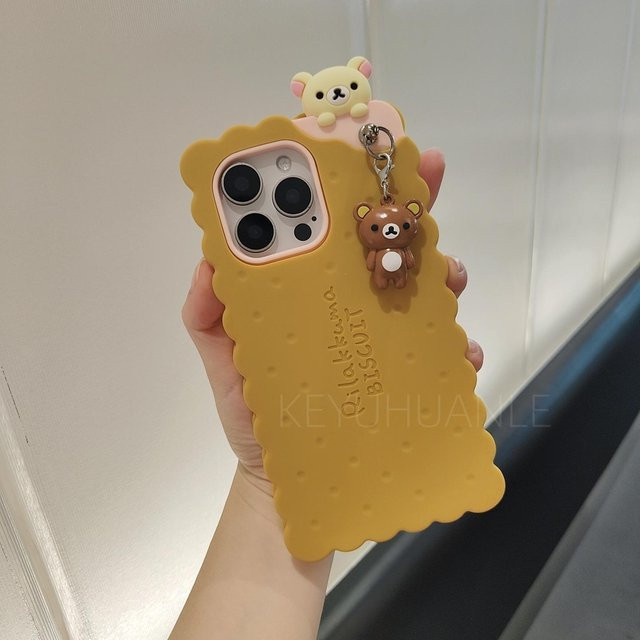 Rilakkuma Bär Sandwich Keks Silikonhülle für iPhone 11 bis iPhone 16 Pro Max mit Puppenanhänger in Gelb - Bild 1