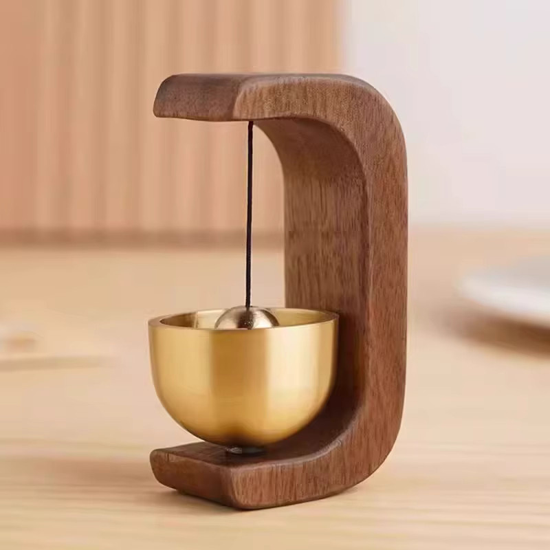 YUYU Eingangstürklingel als Windglocke aus Holz in Gold mit minimalistischem Design - Bild 3
