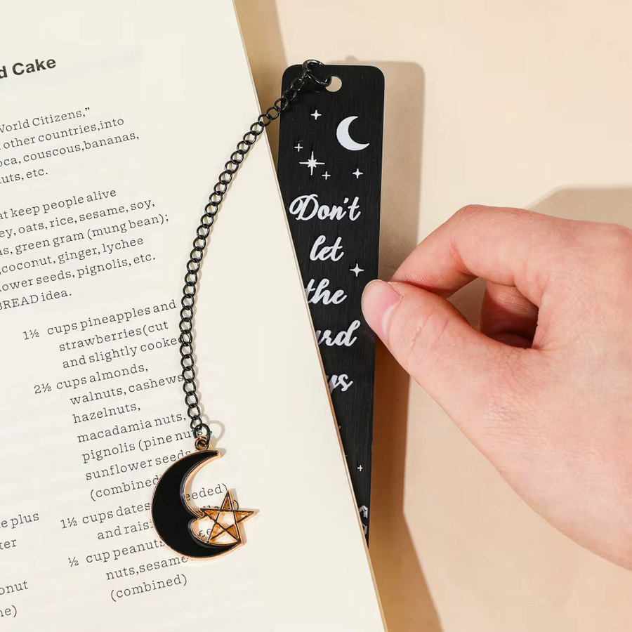 Acotar Lesezeichen mit schwarzem Mond- und Stern-Anhänger sowie Berg-Motiv als inspirierendes Geschenk für Erwachsene - Bild 4