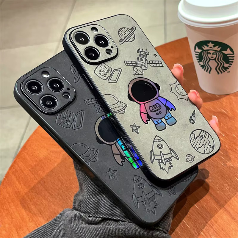 Stoßfeste Handyhülle mit Cartoon Astronaut Laser Design und Ledertextur für iPhone Modelle in Schwarz von MUQGEW - Bild 3
