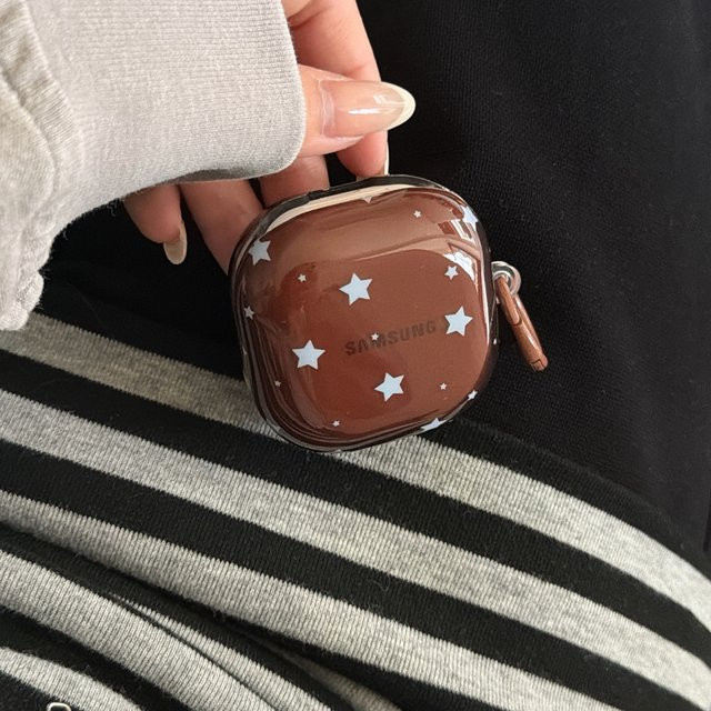 Braune halbtransparente Kopfhörer-Schutzhülle mit Polka Dot und Sternen für Samsung Galaxy Buds 4 Pro, 3 Pro, 2 Pro, FE, Live und Core - Bild 1