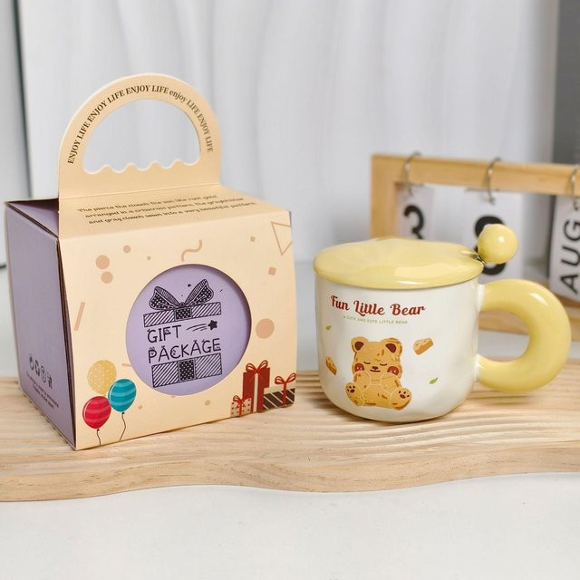 Keramiktasse mit Cartoon Bär, Yiran toy 1, Weiß und Gelb, inklusive Deckel und Löffel, 400 ml - Bild 1