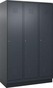 C+P Spind Classic PLUS Garderobenschrank mit 3 Abteilen, Sockel, Anthrazit/Schwarz, B/T/H: 120 x 50 x 195 cm, mit Zylinderschloss und 4 Garderobenhaken - Bild 1