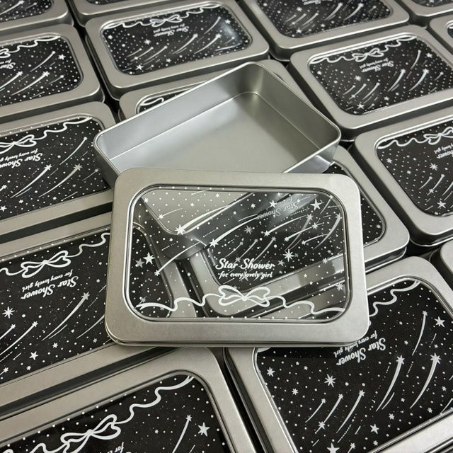 Quadratische silberne Blechdose mit Sichtfenster aus Metall als Aufbewahrungsbox für Fotokarten, Ausweise und Zubehör - Bild 1