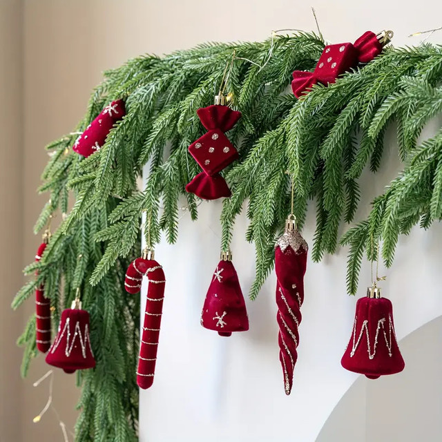 ZQNYCY 2er-Set Weihnachtsbaum Anhänger aus Samt in Burgund Rot mit Zuckerstange, Glocke und Eiszapfen zur Partydekoration - Bild 1