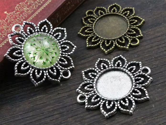 Wadsfred Charms Anhänger, Bronze und versilbert, Blumen, 18 mm, Unisex - Bild 2