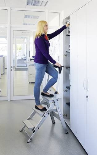 MUNK Günzburger Steigtechnik Aluminium Klapptreppe mit 3 Stufen in Silber mit Ablageschale und rutschfesten Kunststoffschuhen, maximale Arbeitshöhe: 2,7 m - Bild 1