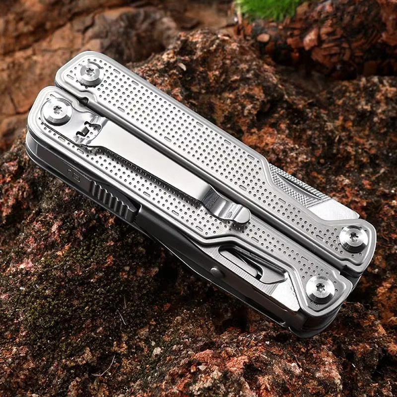 BHBT 25-in-1 Multitool-Zange in Silber und Schwarz mit Taschenschere, Sägen und Bits für Outdoor und Camping - Bild 3