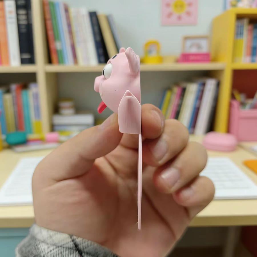 Niedliches Schweinchen-Lesezeichen in Rosa mit herausgestreckter Zunge aus Kunststoff, 1 Stück - Bild 3