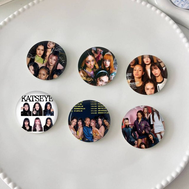Brosche K-Katseye Anime Button Pin - Bild 1