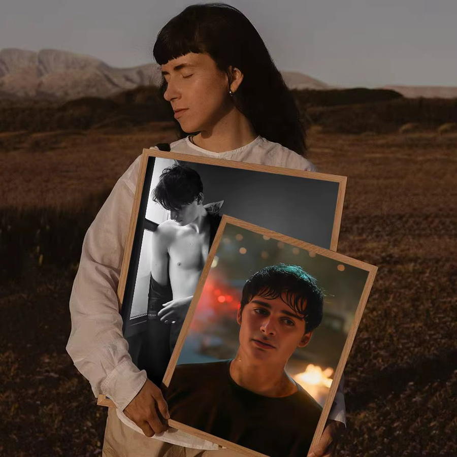 Selbstklebendes und wasserfestes Poster von Noah Schnapp in Mehrfarbig für deine Dekoration - Bild 4