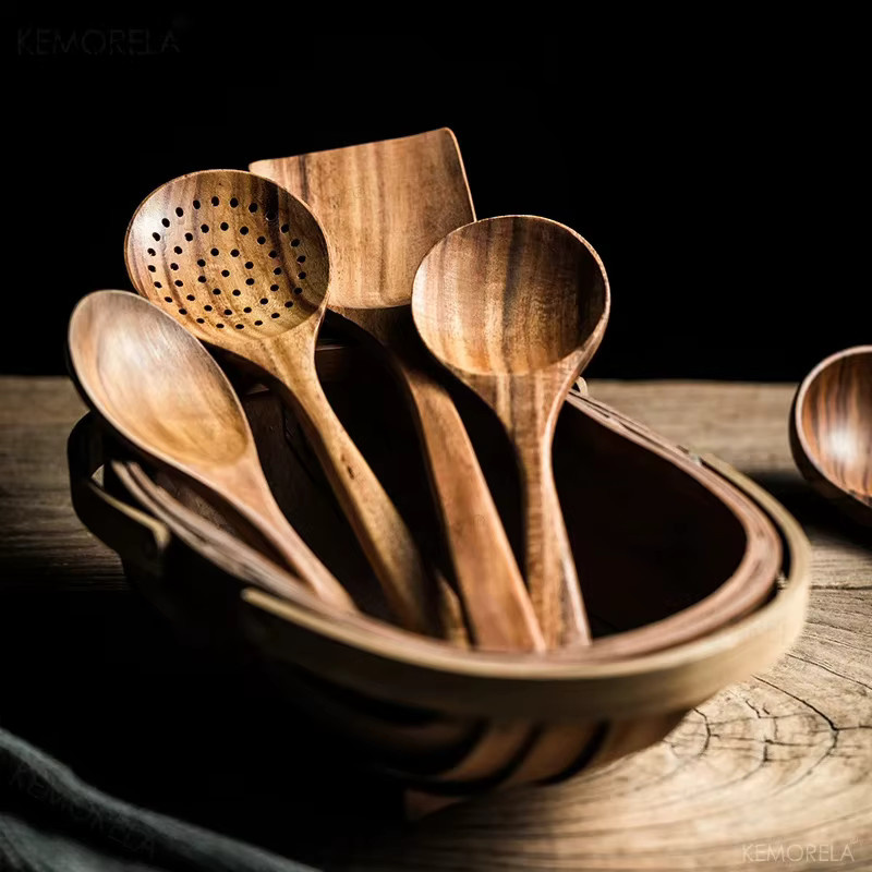 KEMORELA Küchenwerkzeug Set aus natürlichem Teakholz in Braun, 7-teiliges Set mit Löffeln, Schöpfkellen und Reissieb - Bild 3