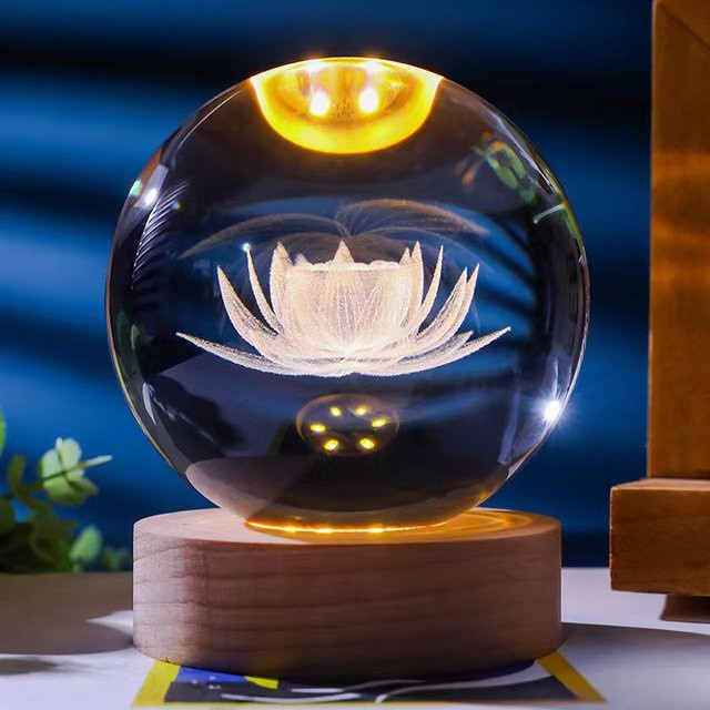 3D Lotus Kristallkugel Nachtlicht mit Lasergravur und Holzsockel in Transparent - Bild 1