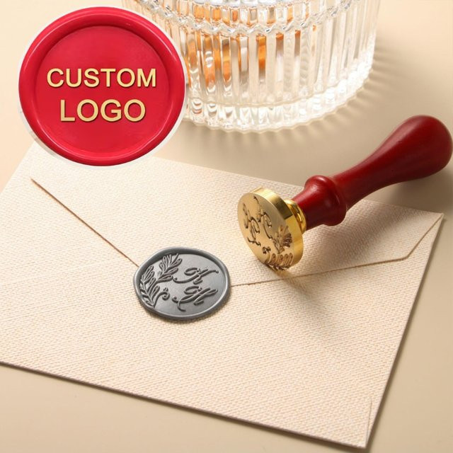 Personalisierter Messing-Wachssiegelstempel mit eigenem Bild oder Logo in Gold mit Holzgriff für Hochzeitseinladungen und Umschläge - Bild 1