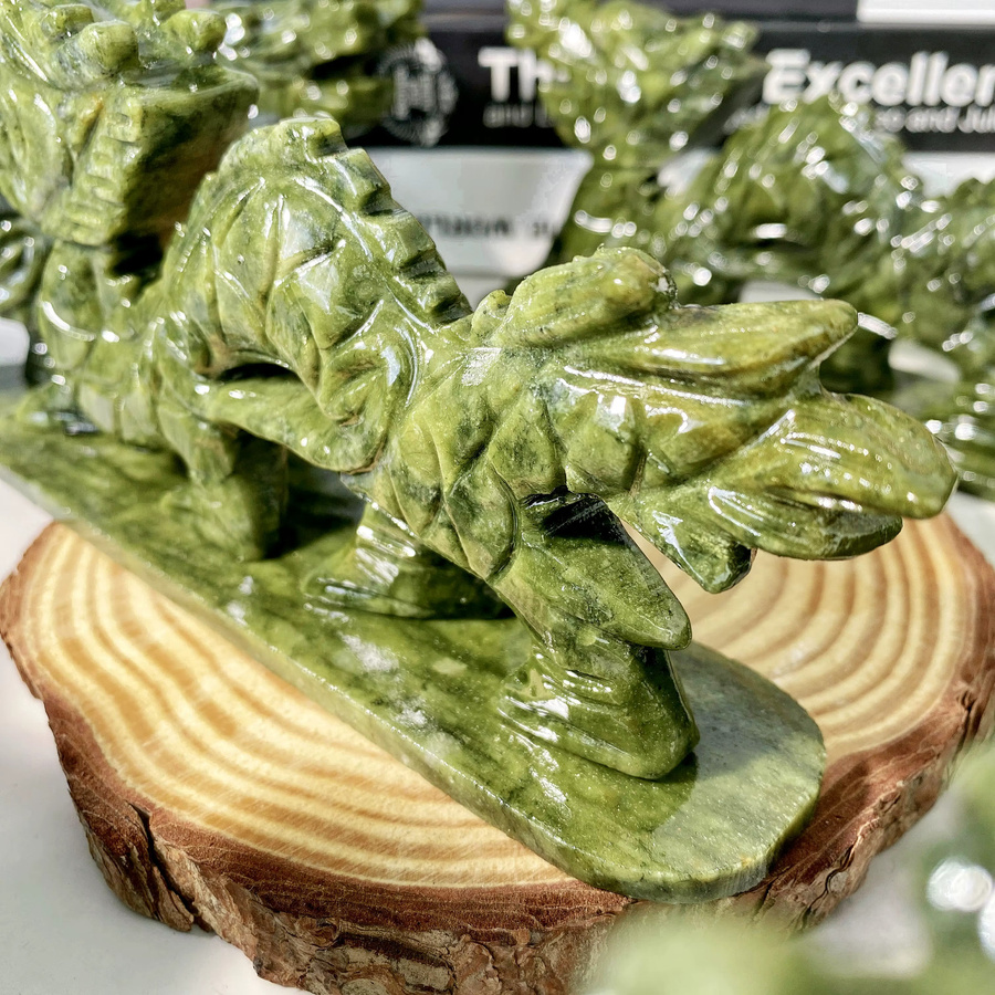 Natürlicher Xiuyan-Jade-Drache aus grünem Kristall als dekorative Edelstein-Schnitzerei - Bild 3