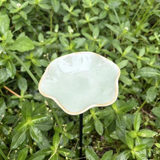 VividHive Bienenwassertränke mit Ständer und Blumen als Schmetterlings-Trinkstation für den Garten, mehrfarbig aus Metall und Keramik - Bild 6