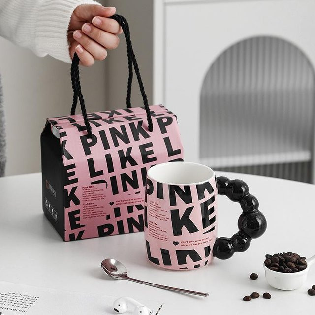 Kreative Keramiktasse Yiran bag in Rosa und Schwarz, 350 ml - Bild 1