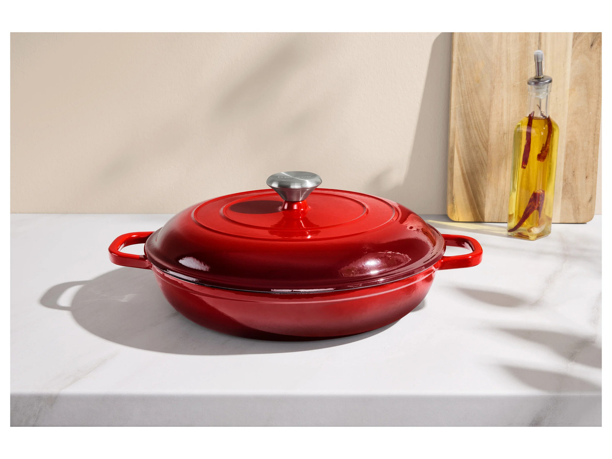 SILVERCREST Premium-Gusseisenservierpfanne aus emailliertem Gusseisen in Rot, Durchmesser: 30 cm - Bild 3