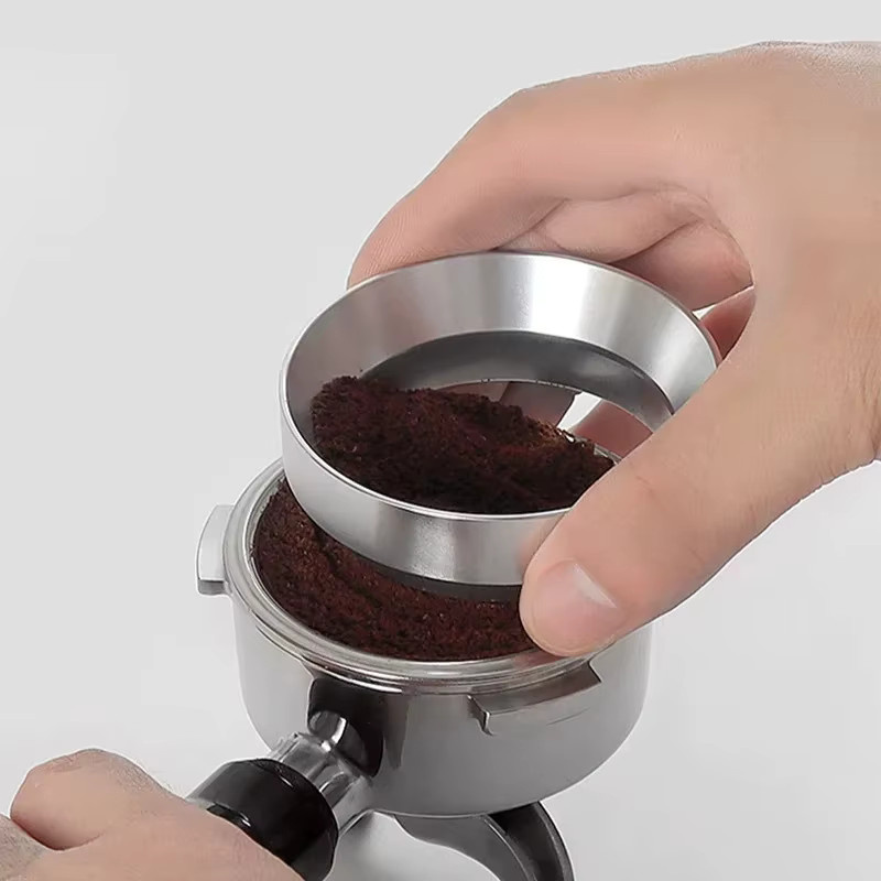 ALIKISSCAFE Magnetischer Espresso Dosierring für Siebträger in Schwarz, runde Form, passend für 51mm, 54mm und 58mm Siebe - Bild 2