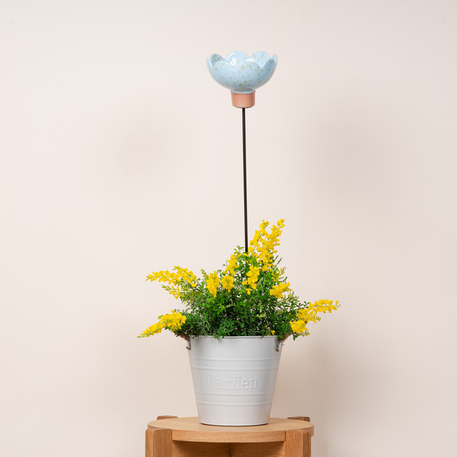 Keramik Stecker Blüte von Green Living in Hellblau, kelchartige Frühlingsdekoration aus Terrakotta - Bild 1