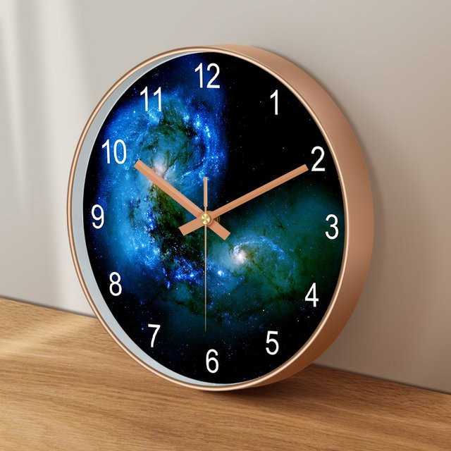 Moderne runde Wanduhr von p.chuang im abstrakten Blauen Galaxie-Design mit ABS-Rahmen und Metallzeigern in Blau und Gold - Bild 1