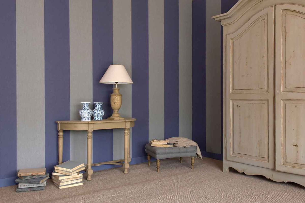 Flamant Tapete Grande Stripe Dauphin et Nocturne in Blau mit modernem Streifenmuster und abstrakten Elementen aus Vlies - Bild 1