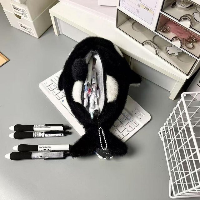 Lustiges Plüsch Etui mit Wal oder Pinguin Motiv als Schreibwaren Tasche in Schwarz für Schule und Büro - Bild 1