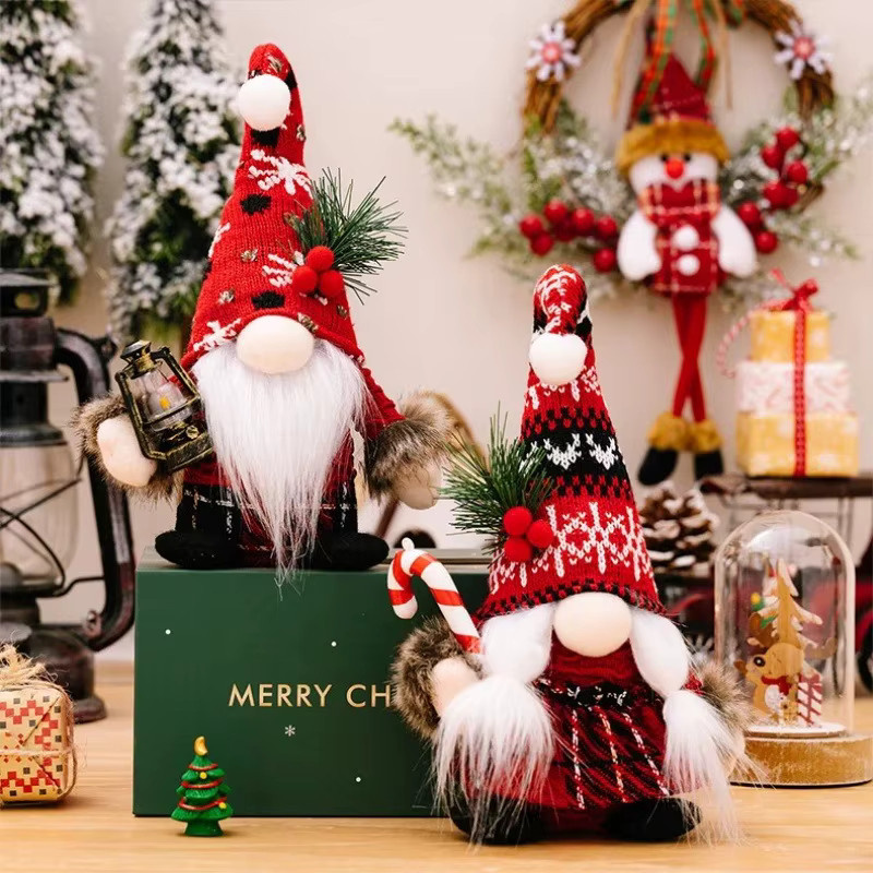 Kreative Weihnachtsstrickpuppe Weihnachtsmann als Anhänger in Braun mit gestreiftem Design - Bild 2