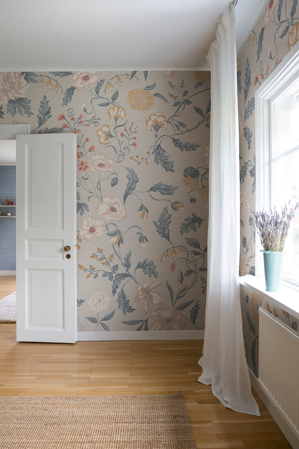 Sandberg Mural Suzanne Tapete mit floralem skandinavischem Muster in Folklore Blue und Multicolour - Bild 1