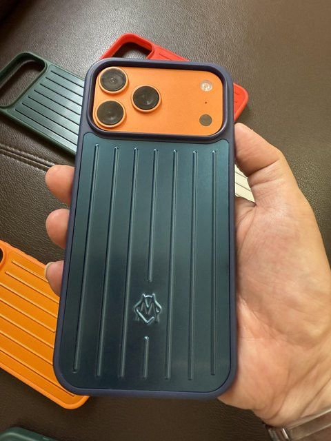 INS Stil Premium Luxus 3D Reisekoffer Handyhülle aus Aluminiumlegierung für iPhone 17 Pro Max, 16, 15, 14 in Blau - Bild 1