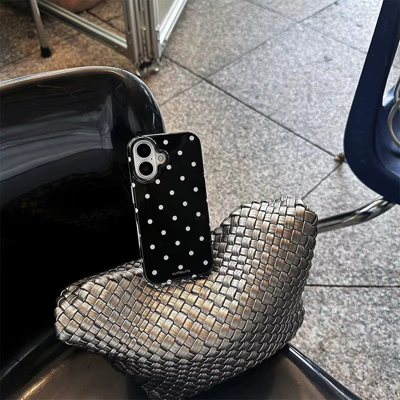 Stoßfeste Silikon Handyhülle mit minimalistischem schwarz-weißem Punktmuster für Apple iPhone 11 bis iPhone 17 Air Pro Max Modelle - Bild 3
