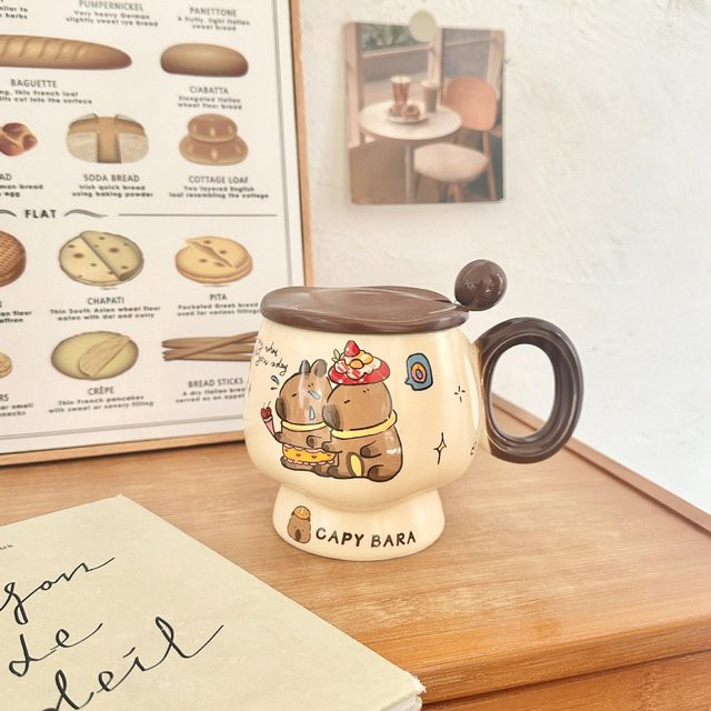 Keramiktasse mit Deckel und Löffel im Kapibara-Design, beige, 350,5 ml - Bild 1
