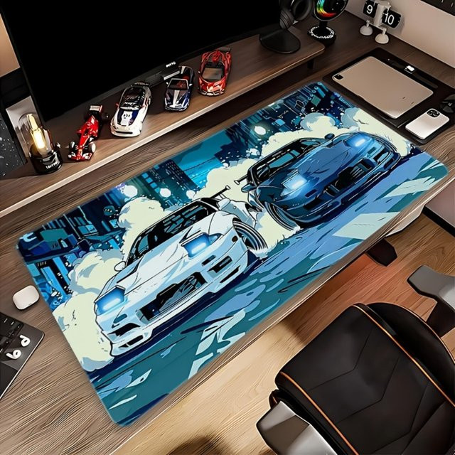 Extra großes Mauspad im Anime-Stil mit Dual-Sportwagen Motiv in Blau-Weiß, rutschfest und langlebig für Gaming und Büro - Bild 1