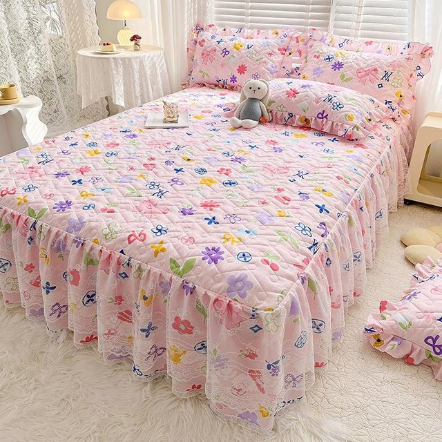 Dreiteiliges Bettwäsche-Set von Your Warm Home in Pink mit gestepptem Spannbettlaken aus Baumwollspitze und floraler Tagesdecke im Prinzessinnen-Stil, B/T: 120 x 200 cm - Bild 1