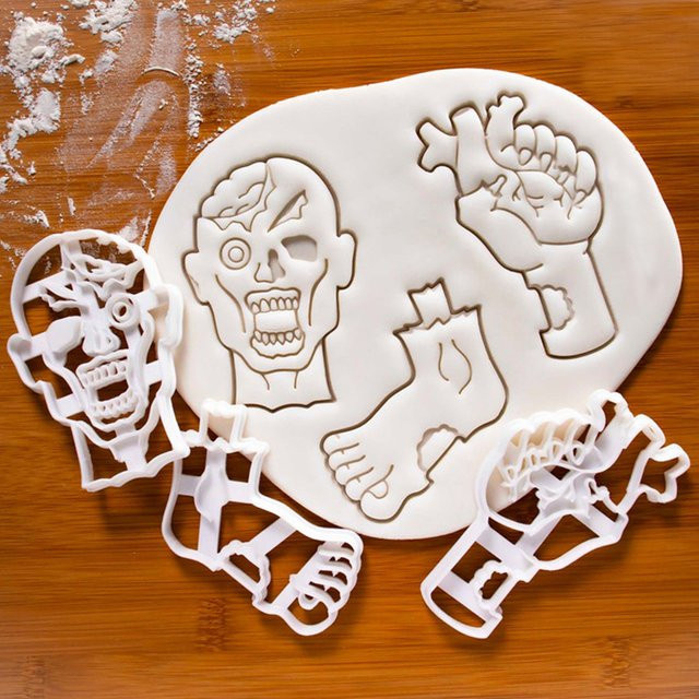 Halloween Keksbackform aus Kunststoff in Weiß mit Kürbis und Schädel Motiven für DIY Backprojekte - Bild 1