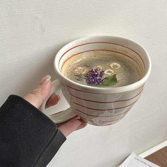 Handbemalte Keramiktasse mit Streifenmuster in Schwarz für Kaffee und Frühstück - Bild 1