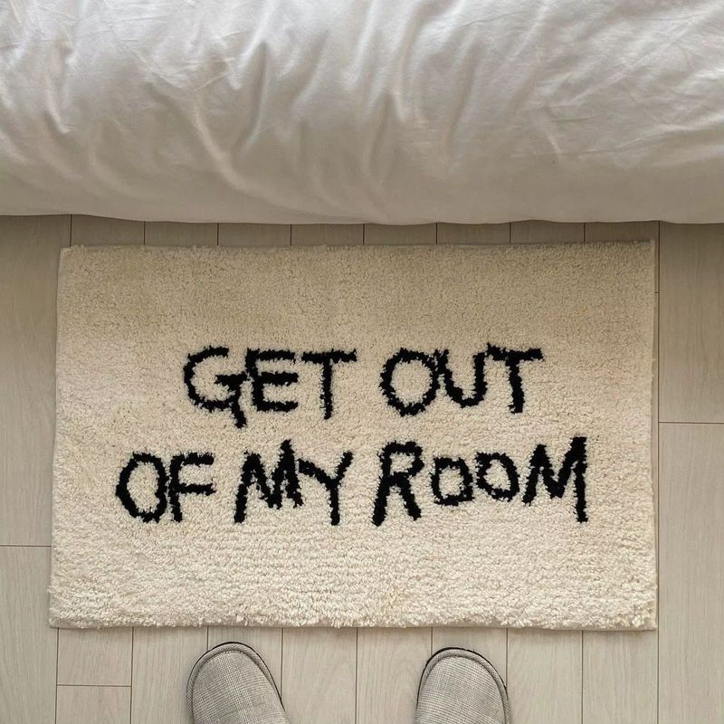 VIKAMA Personalisierter Plüschteppich mit Buchstaben in Weiß für Schlafzimmer, Badezimmer und Eingangsbereich - Bild 2