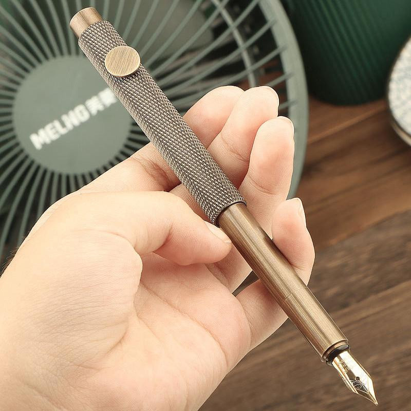 Love Home Garden Vintage Füllfederhalter aus Messing in Gold, Tragbarer Mini-Schreibstift mit 0,5 mm Spitze für Künstler und Studenten - Bild 2