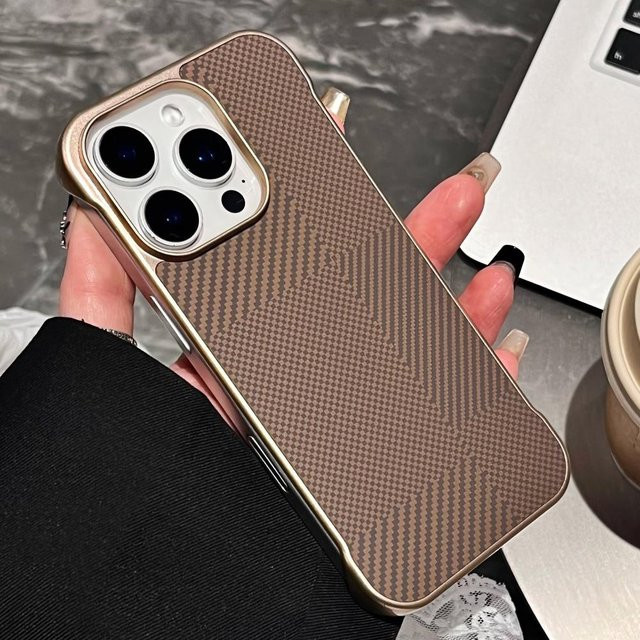 Yiran Luxuriöse Karbonfaser Schutzhülle für iPhone 16 16E 15 14 Plus 13 12 Pro Max in Schwarz und Braun mit ultradünner, rahmenloser Beschichtung und mattem Finish - Bild 1
