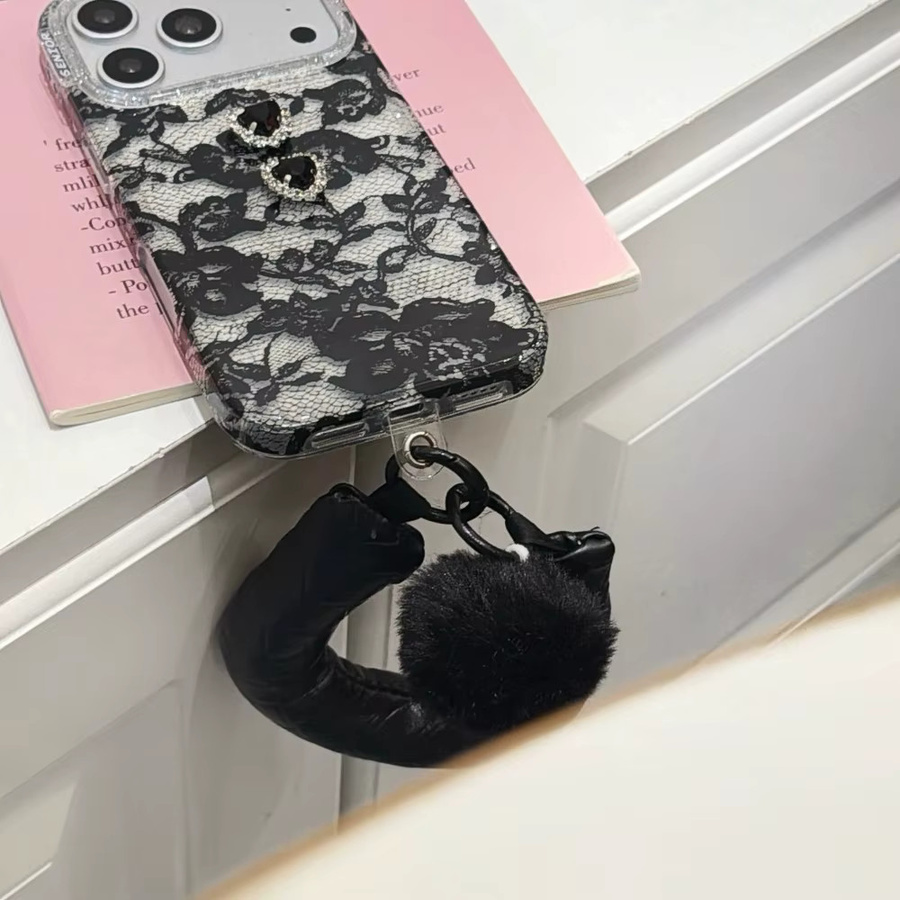 Herzförmige Handyhülle aus schwarzer Spitze mit Strass und abnehmbarem Fellknäuel-Armband für Apple iPhone 13/14/15/16/17 Pro Max in Schwarz - Bild 6