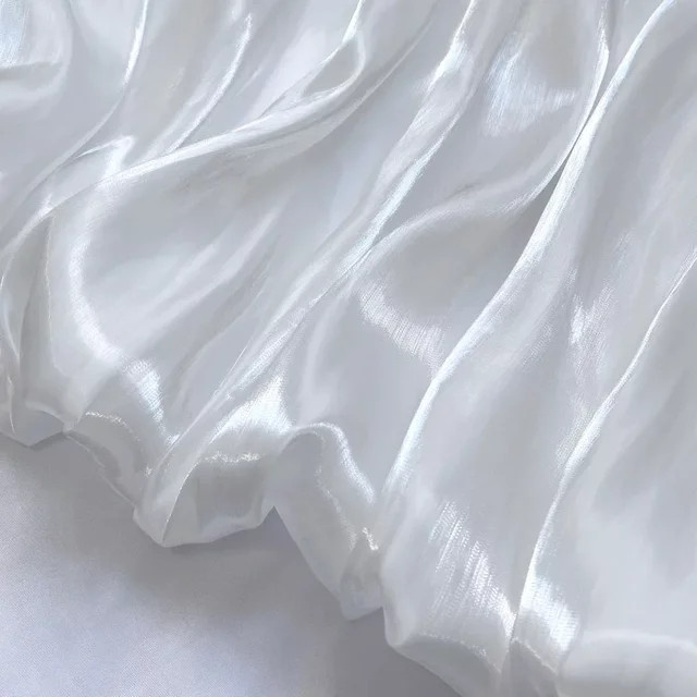 Schimmernder Organza-Satin Stoff in Weiß von texmark - Bild 1