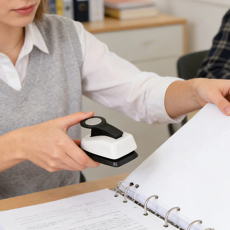 Rundlochstanzer und Prägewerkzeug in Weiß als Präzisions-Bastelschneider mit Mehrfachformen für Scrapbooking, Karten, Umschläge, Schule, Büro und Planerherstellung - Bild 3