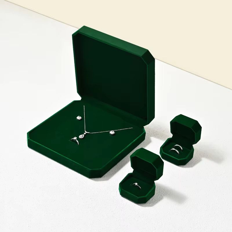 Oirlv Schmuckschatulle aus Samt in Grün als Organizer für Ringe, Ohrringe, Armbänder und Halsketten - Bild 2
